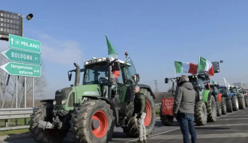 protesta degli agricoltori sui trattori a orte 