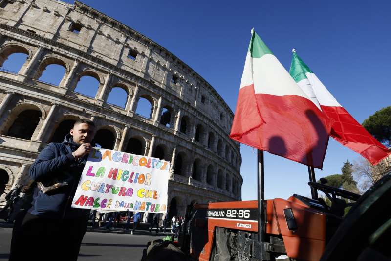 protesta degli agricoltori trattori al colosseo 2