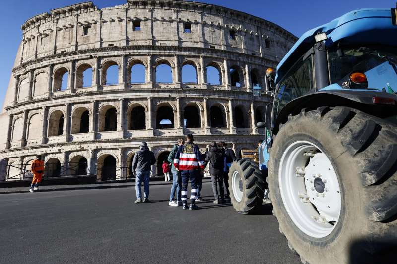 protesta degli agricoltori trattori al colosseo 3