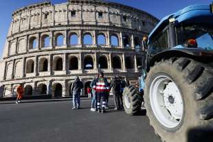 protesta degli agricoltori trattori al colosseo 3