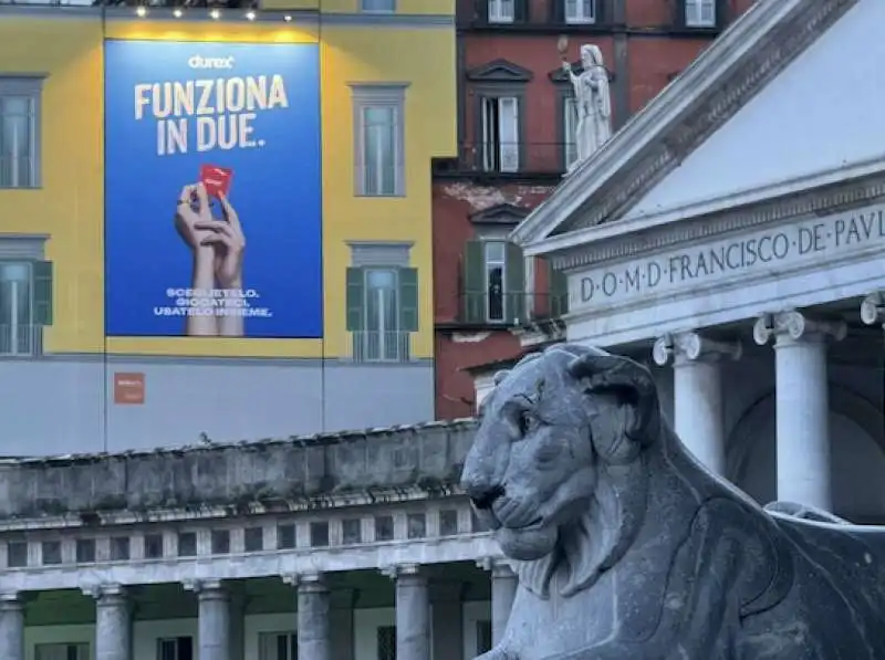 pubblicita dei preservativi in centro a napoli