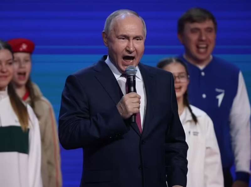 putin canta l inno nazionale russo con dei ragazzini 1