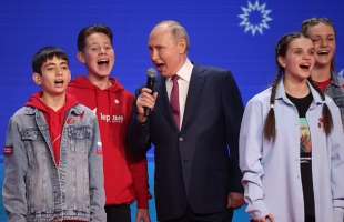 putin canta l inno nazionale russo con dei ragazzini 2