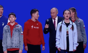 putin canta l inno nazionale russo con dei ragazzini 3