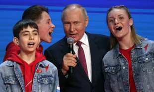 putin canta l inno nazionale russo con dei ragazzini 4