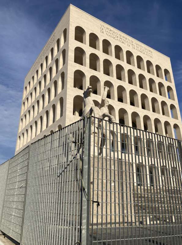 recinto intorno al colosseo quadrato a roma 1