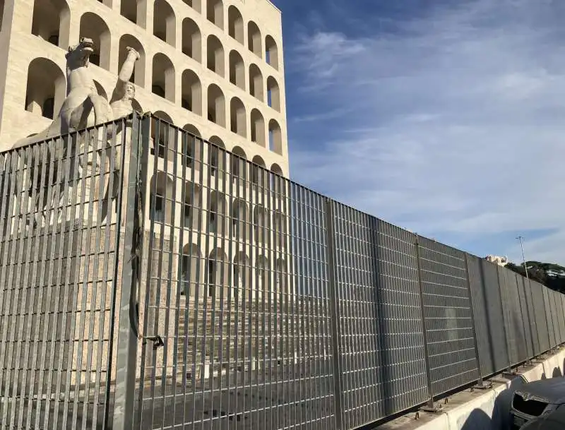 recinto intorno al colosseo quadrato a roma 