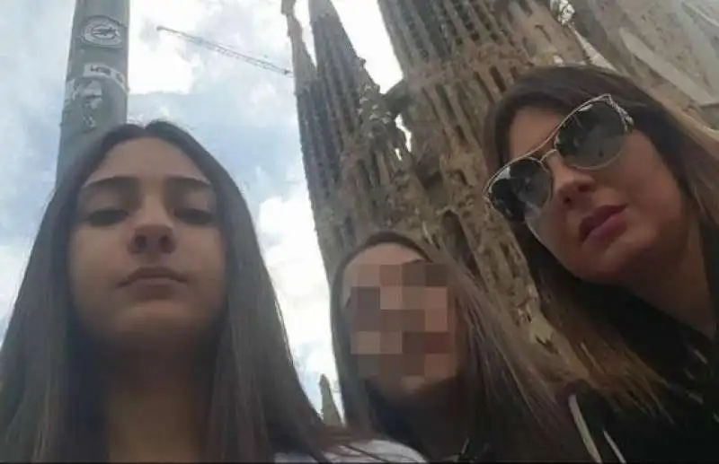 renee amato con la madre nicoletta zomparelli (a destra) al centro desyree, scampata al massacro del suo ex