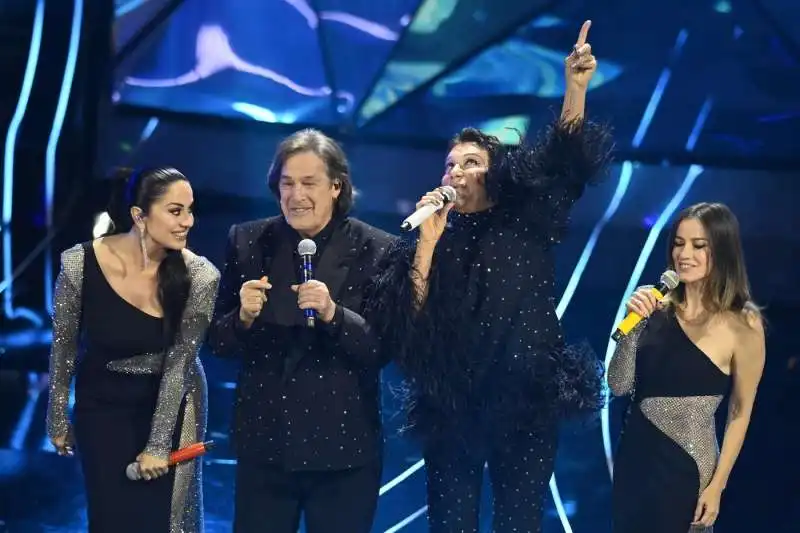 ricchi e poveri con paola e chiara    quarta serata sanremo 2024