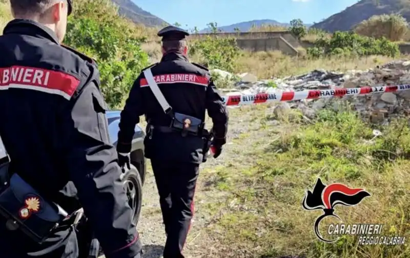 RIFIUTI SPECIALI NEL FIUME VALANIDI A REGGIO CALABRIA