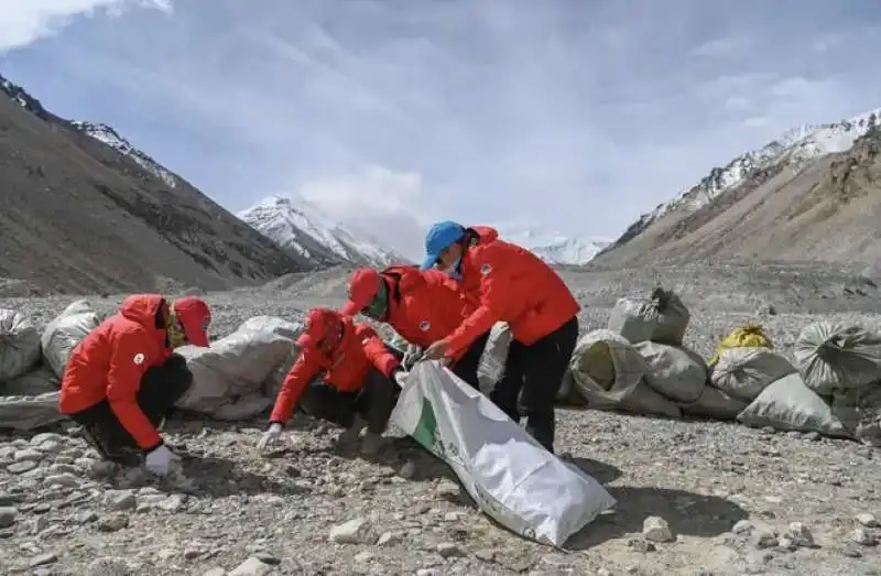 rifiuti sul monte everest 5