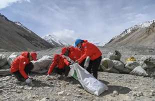 rifiuti sul monte everest 5