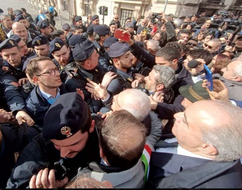 VINCENZO DE LUCA DAVANTI A PALAZZO CHIGI