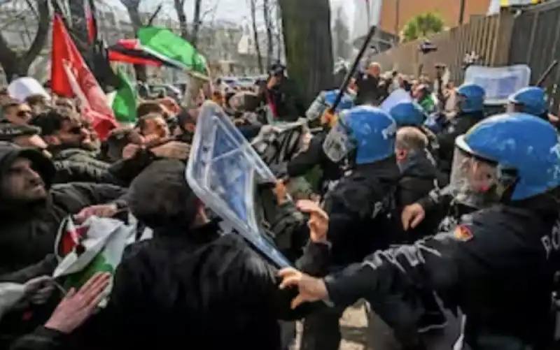 SCONTRI AL SIT-IN PRO PALESTINA ALLA SEDE RAI DI NAPOLI