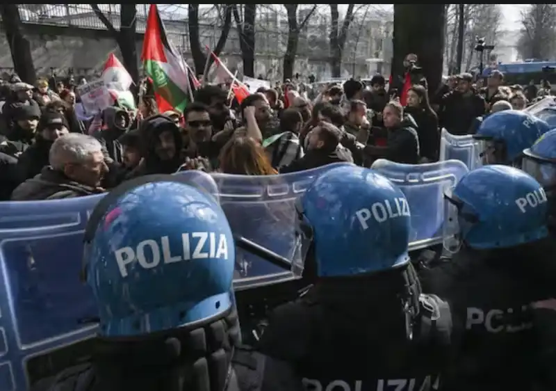 SCONTRI AL SIT-IN PRO PALESTINA ALLA SEDE RAI DI NAPOLI