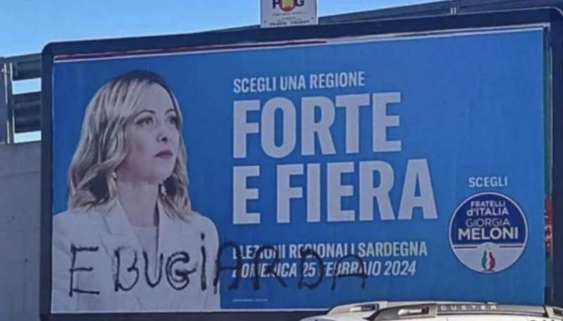 SCRITTA SUL MANIFESTO DI GIORGIA MELONI IN SARDEGNA