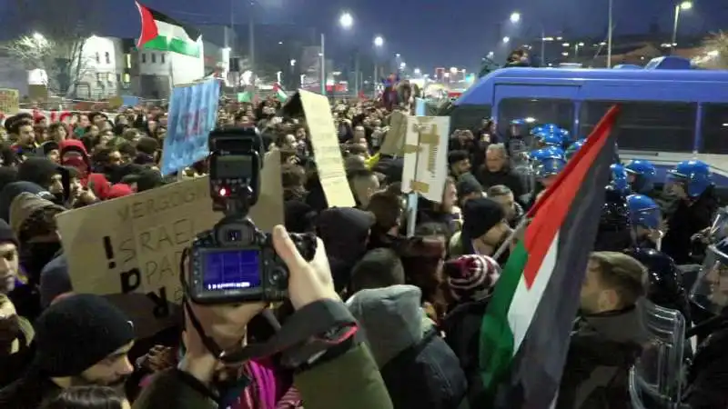 SIT-IN PRO PALESTINA ALLA SEDE RAI DI BOLOGNA