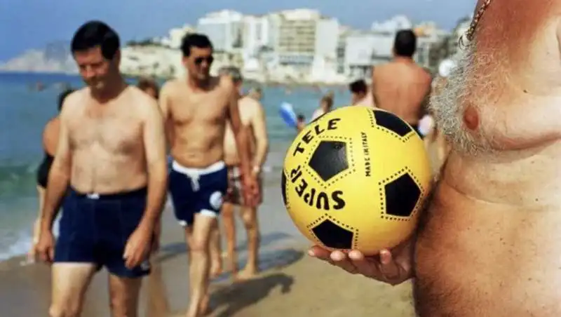 spagna, benidorm, 1997, da life’s a beach di martin parr