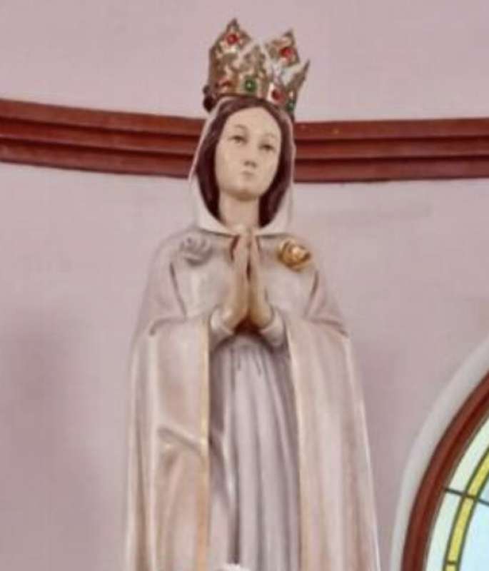 statuta della madonna con la corona