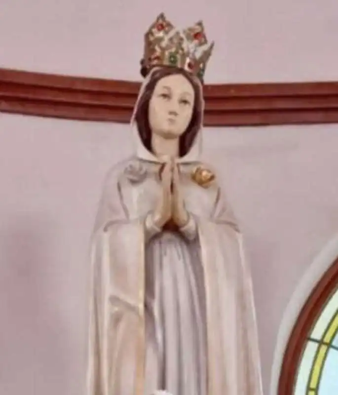 statuta della madonna con la corona