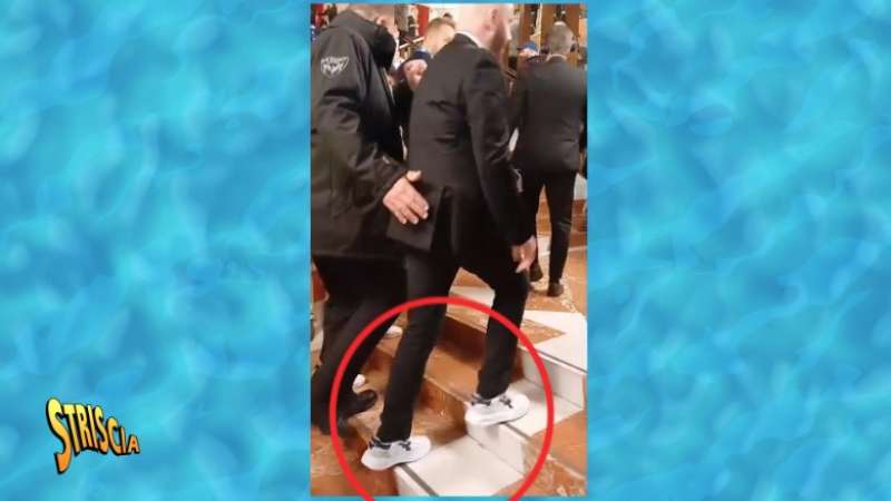 STRISCIA LA NOTIZIA MOSTRA JOHN TRAVOLTA CON LE SCARPE U POWER ALLE PROVE DI SANREMO