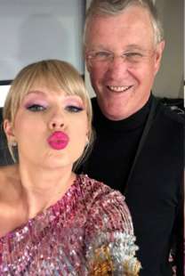 TAYLOR SWIFT CON SUO PADRE SCOTT