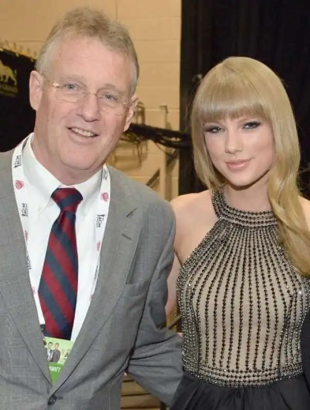 TAYLOR SWIFT CON SUO PADRE SCOTT