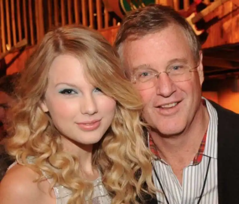 TAYLOR SWIFT CON SUO PADRE SCOTT