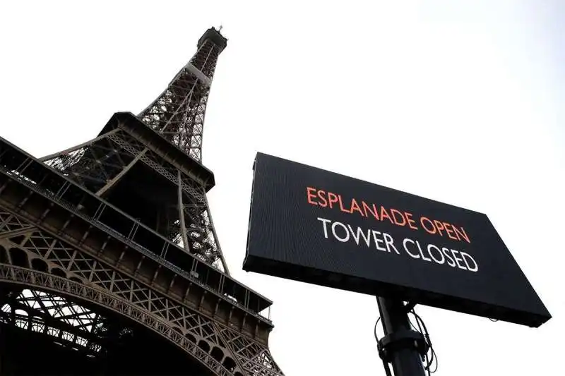 TOUR EIFFEL CHIUSA PER SCIOPERO 