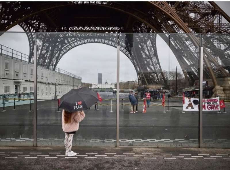 Parigi, chiusa per sciopero la Tour Eiffel. I sindacati: È in stato di  degrado e abbandono