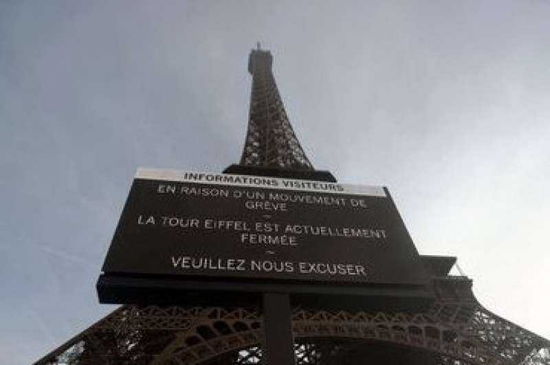 TOUR EIFFEL CHIUSA PER SCIOPERO