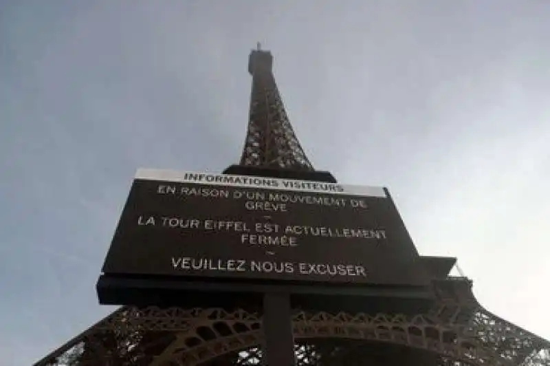 TOUR EIFFEL CHIUSA PER SCIOPERO 