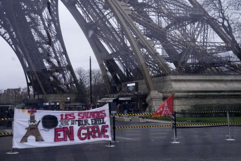 TOUR EIFFEL CHIUSA PER SCIOPERO