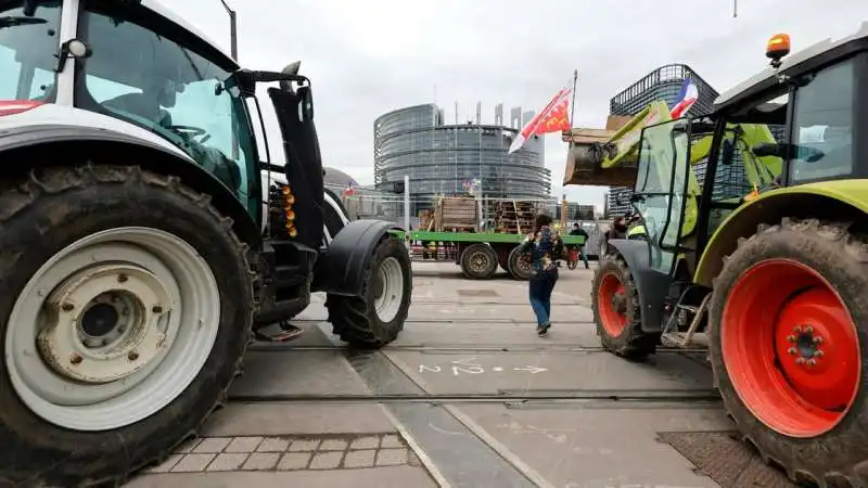 trattori degli agricoltori francesi a strasburgo 2