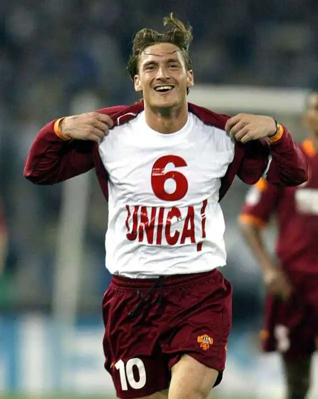 TOTTI MAGLIETTA DEDICATA A ILARY SEI Unica Foto Mezzelani GMT