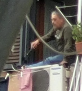 UOMO ARMATO BARRICATO IN CASA A NAPOLI