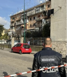 UOMO ARMATO BARRICATO IN CASA A NAPOLI