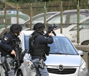 UOMO ARMATO BARRICATO IN CASA A NAPOLI