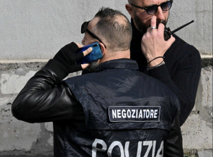 UOMO ARMATO BARRICATO IN CASA A NAPOLI - NEGOZIATORE DELLA POLIZIA