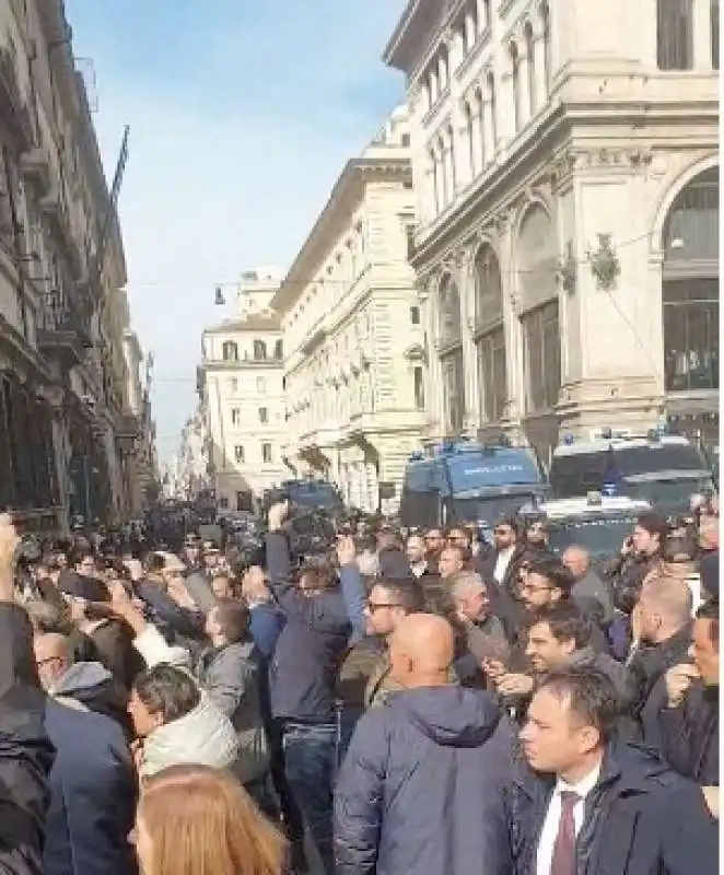 vincenzo de luca davanti a palazzo chigi