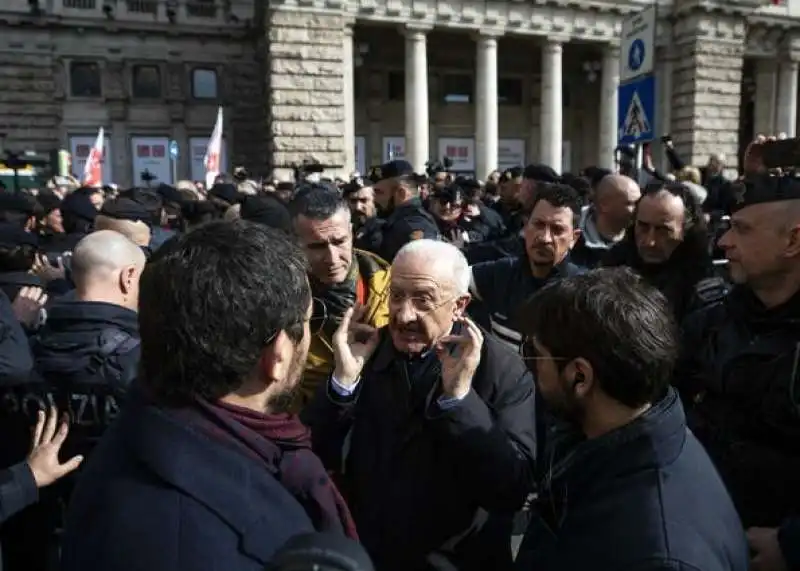 VINCENZO DE LUCA DAVANTI A PALAZZO CHIGI