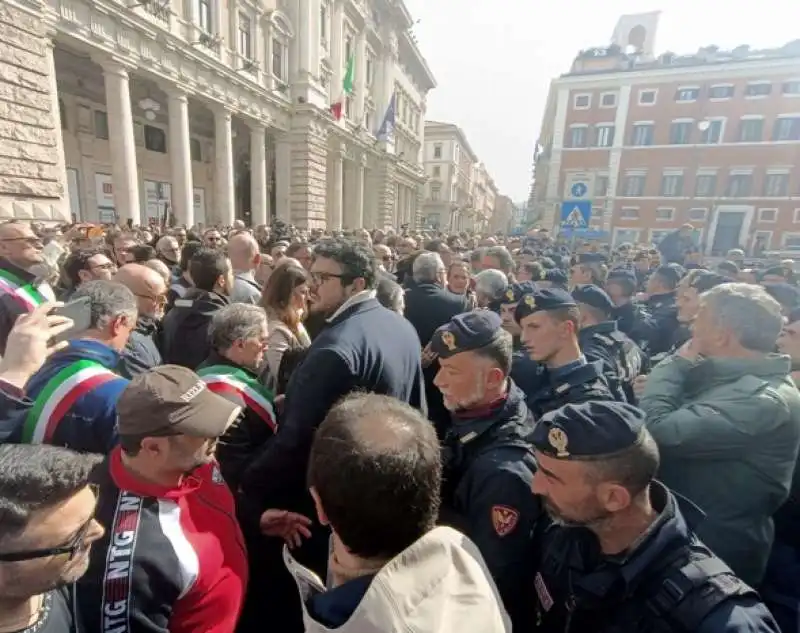 VINCENZO DE LUCA DAVANTI A PALAZZO CHIGI