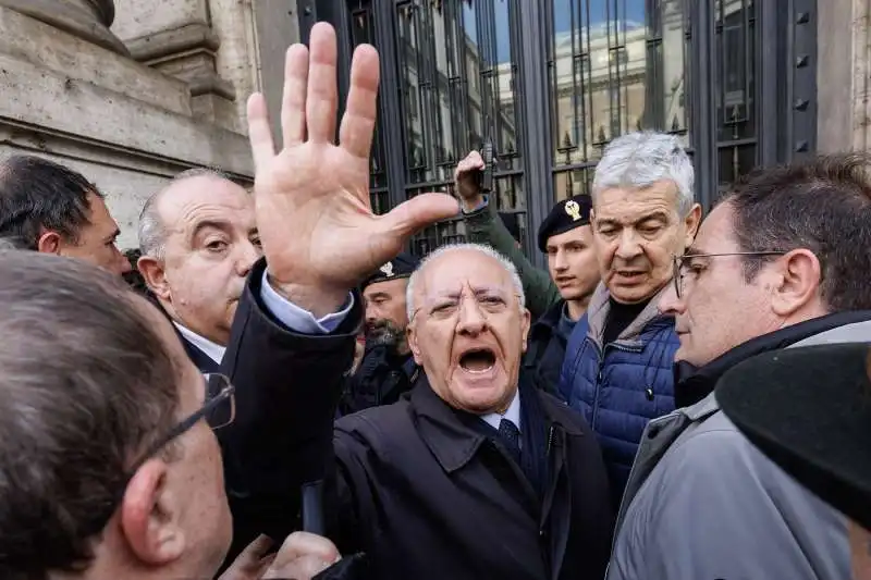 vincenzo de luca prova a entrare a palazzo chigi - 1