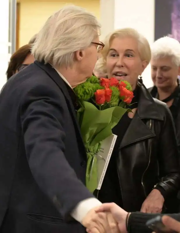 vittorio sgarbi con le rose per chiara boni  foto di bacco (2)