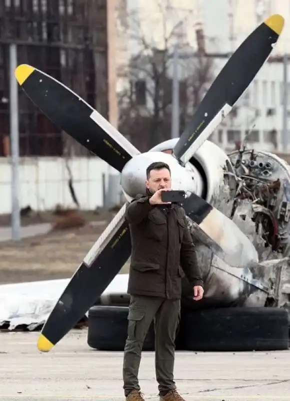 VOLODYMYR ZELENSKY REGISTRA UN VIDEO ALL AEROPORTO DI HOSTOMEL - 24 FEBBRAIO 2024