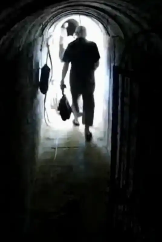 Yahya Sinwar in fuga nei tunnel di hamas  3