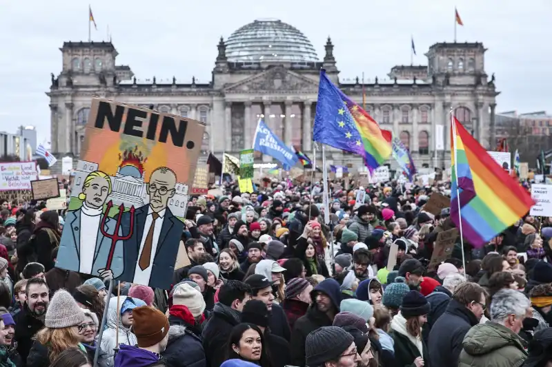 berlino   manifestazione contro afd e merz   12foto lapresse   