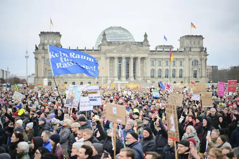 berlino   manifestazione contro afd e merz   3foto lapresse   