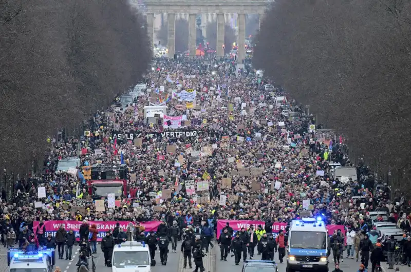 berlino   manifestazione contro afd e merz   4foto lapresse   