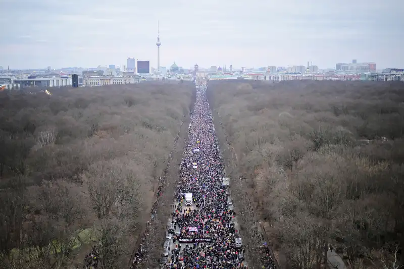 berlino   manifestazione contro afd e merz   7foto lapresse   